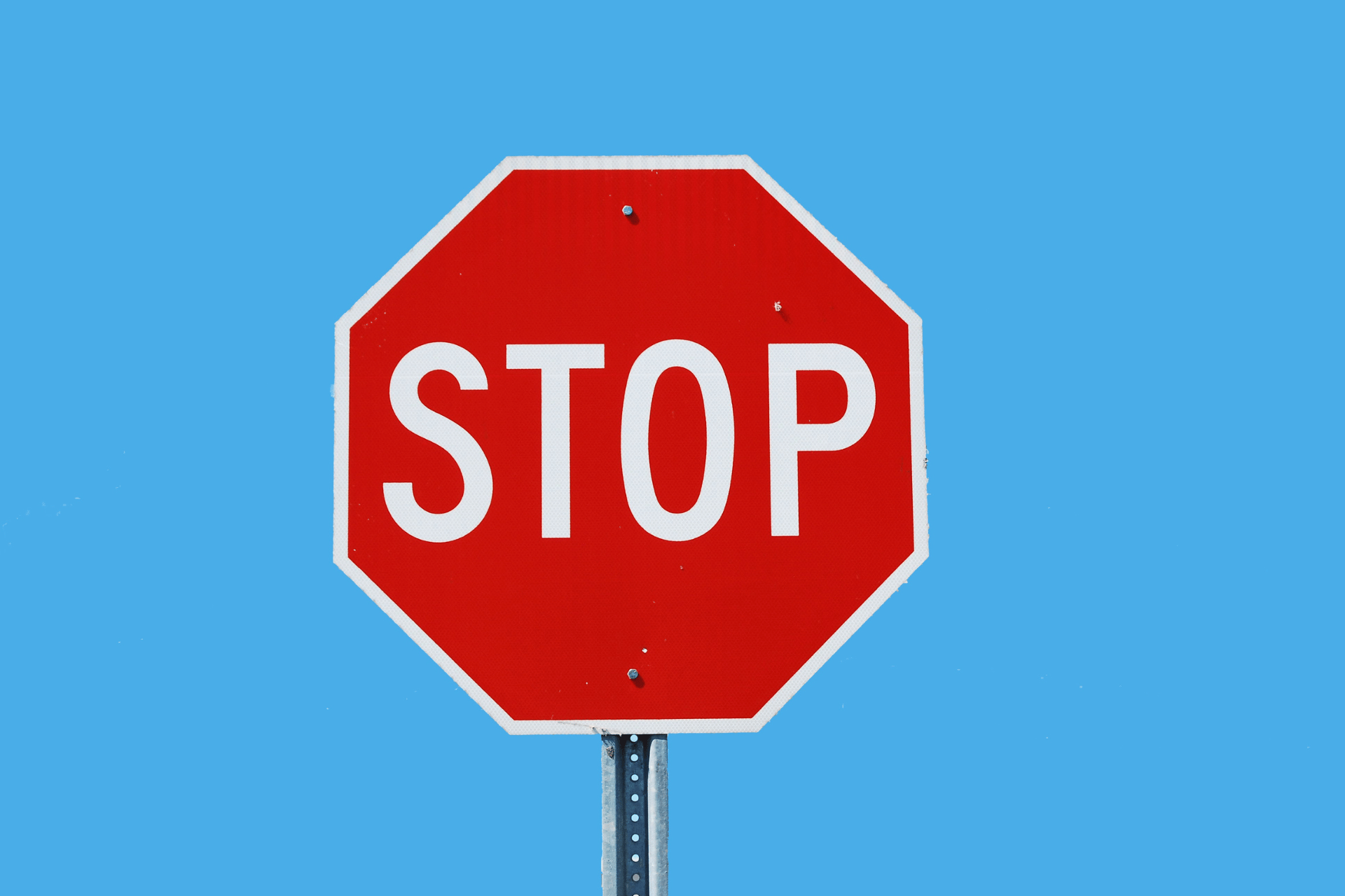 Stoppschild vor einem blauen Hintergrund