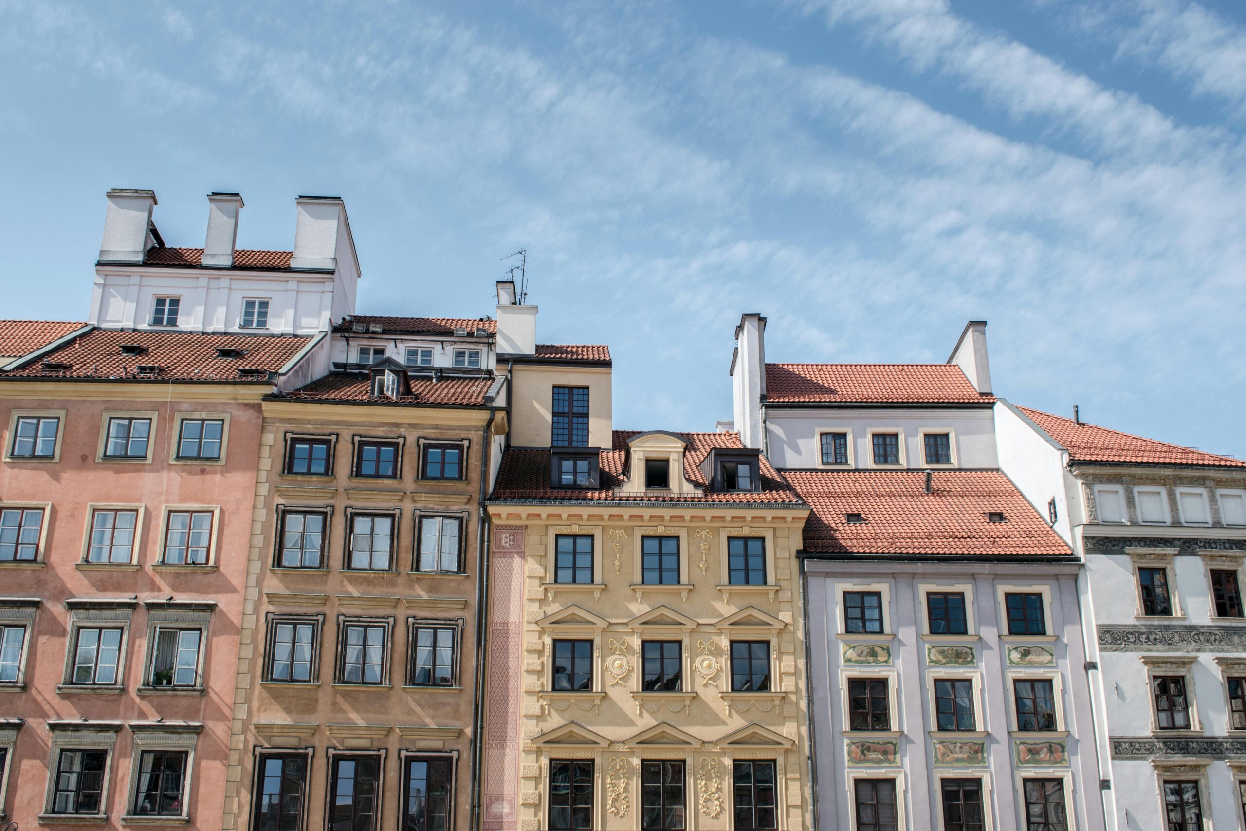 Altbau-Fassaden mit roten Ziegeldächern – Symbolbild für smarte Nachrüstungen und moderne Smart-Home-Technik im historischen Gebäude.